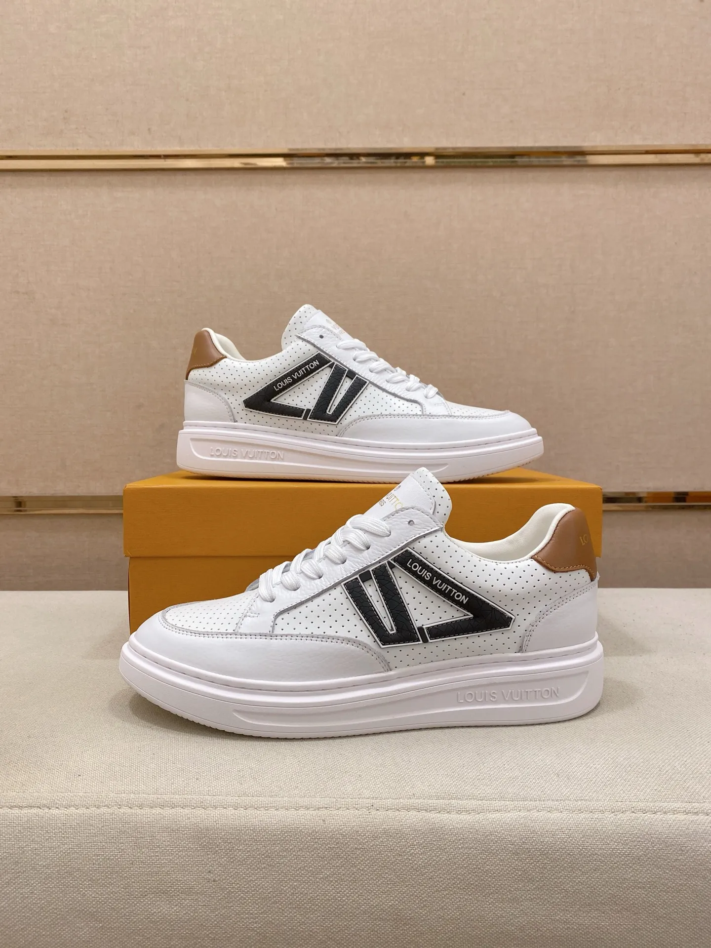Men's shoes 💰: 420💰🎉🎉LV~Louis Vuitton trendy men's shoes New shipments Latest matching The same style as the official website Super high quality Hot sales of the season [strong] [strong] [strong] Selected first-layer cowhide, comfortable cowhide lining, original last, comfortable on the foot, wear-resistant rubber outsole Size number: 38-44.
